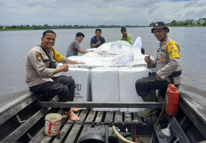 Polsek Teluk Meranti Kawal Pergeseran Kotak Suara Menuju PPK Arungi Sungai Kampar